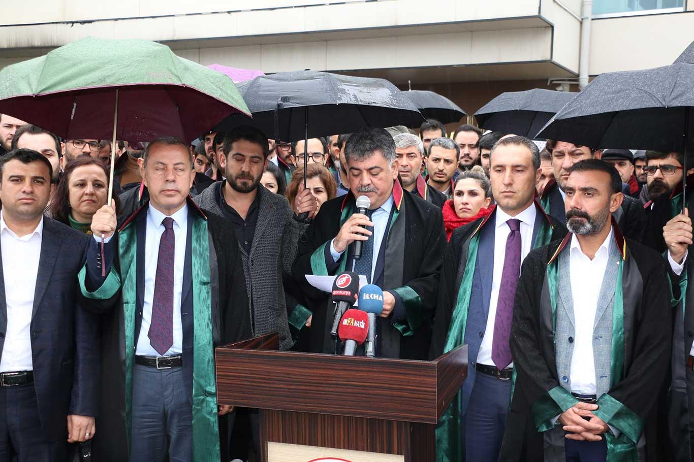 Şanlıurfa Barosu gözaltına alınan avukatlar için basın açıklaması düzenledi Şanlıurfa Barosu gözaltına alınan avukatlar için basın açıklaması düzenledi